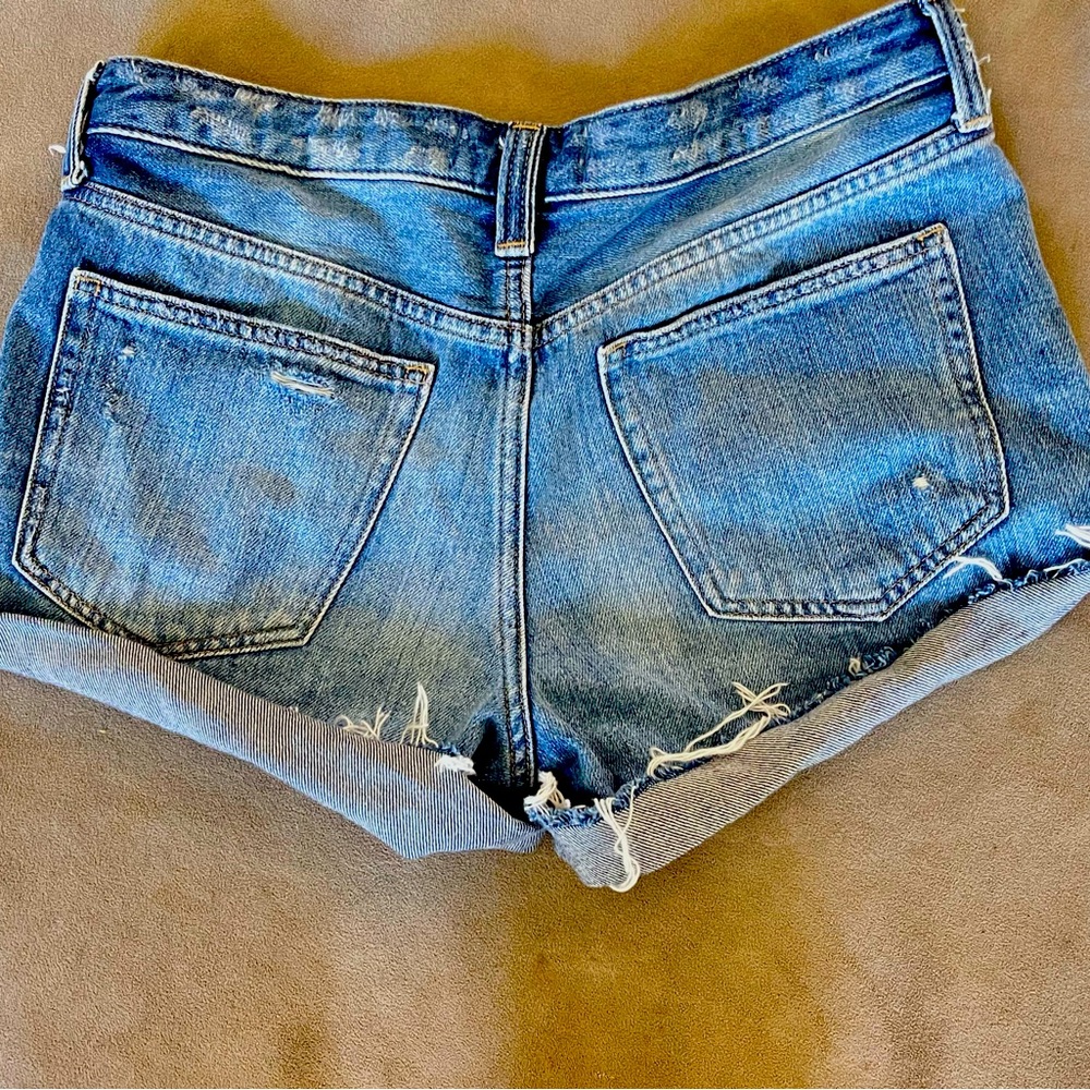 Free People 5 button sexy bandit look jean shorts. Great condition.. Size 27 - Picture 2 of 4